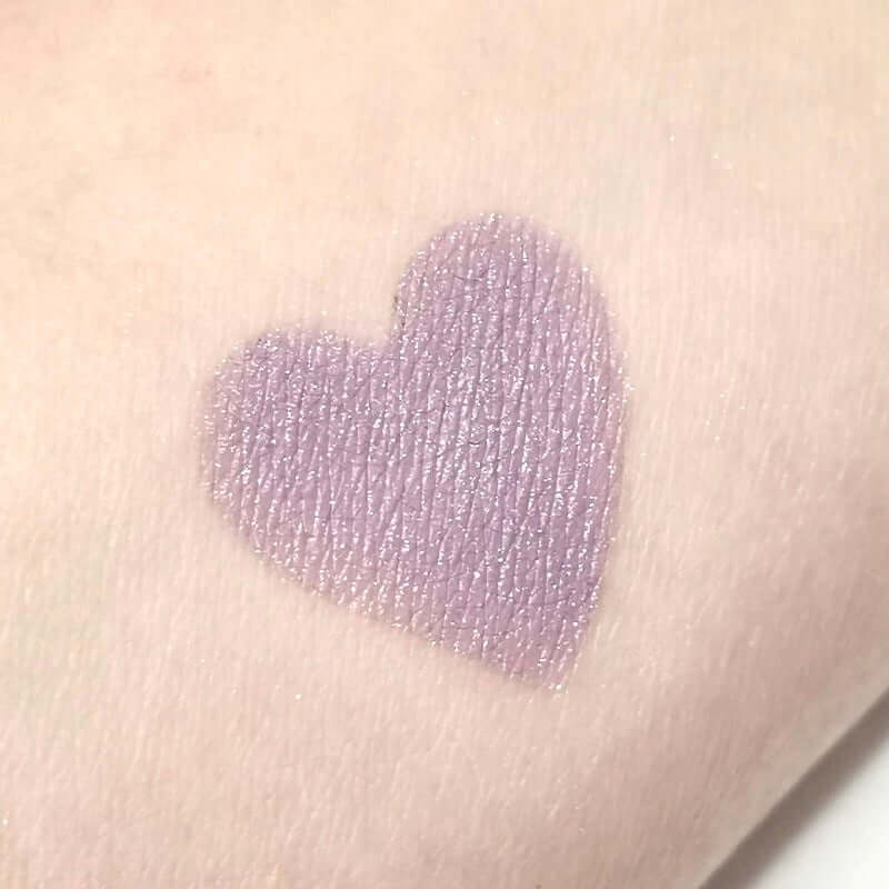 Lila Swatch of Mineral Eyeshadow Cancel auf der Haut