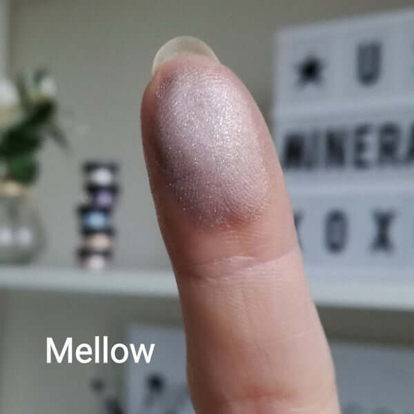 Schimmernder Swatch of Mellow on a fingertip