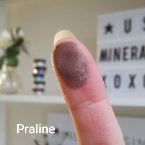 Brauner Swatch of Praline on a fingertip