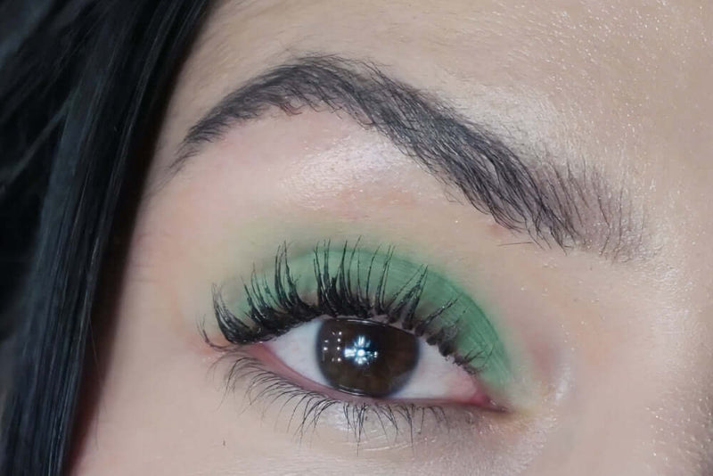 Kiwi Smoothie als mintgrüner Eyeshadow auf dem Augenlid