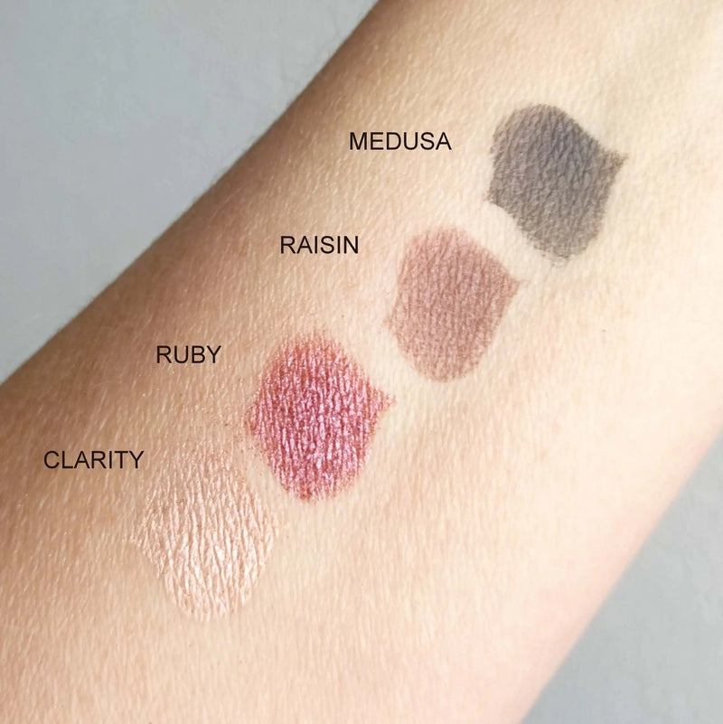 Farbmuster von Medusa, Raisin, Ruby und Clarity auf dem Arm