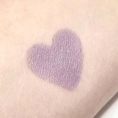 Lila Swatch of Mineral Eyeshadow Cancel auf der Haut