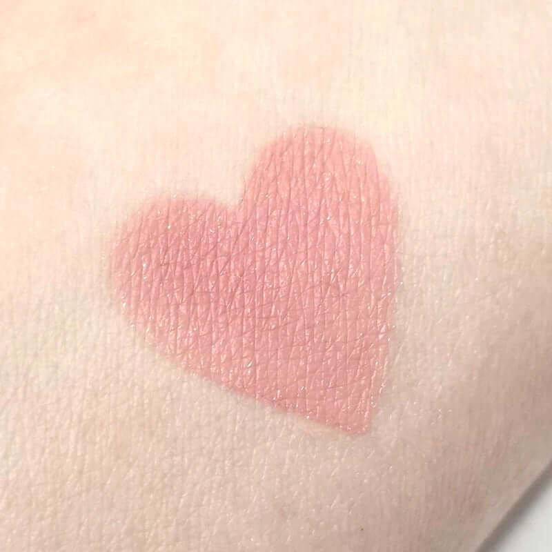 Rosa Swatch of Cupcake mit feinem Glitzer auf der Haut