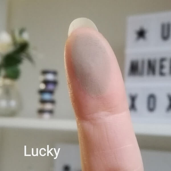 Olivgrüner Swatch of Lucky on a fingertip