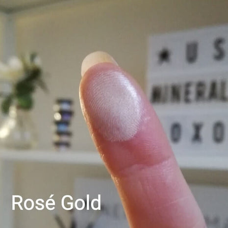 Roségoldener Swatch of Rose Gold on a fingertip