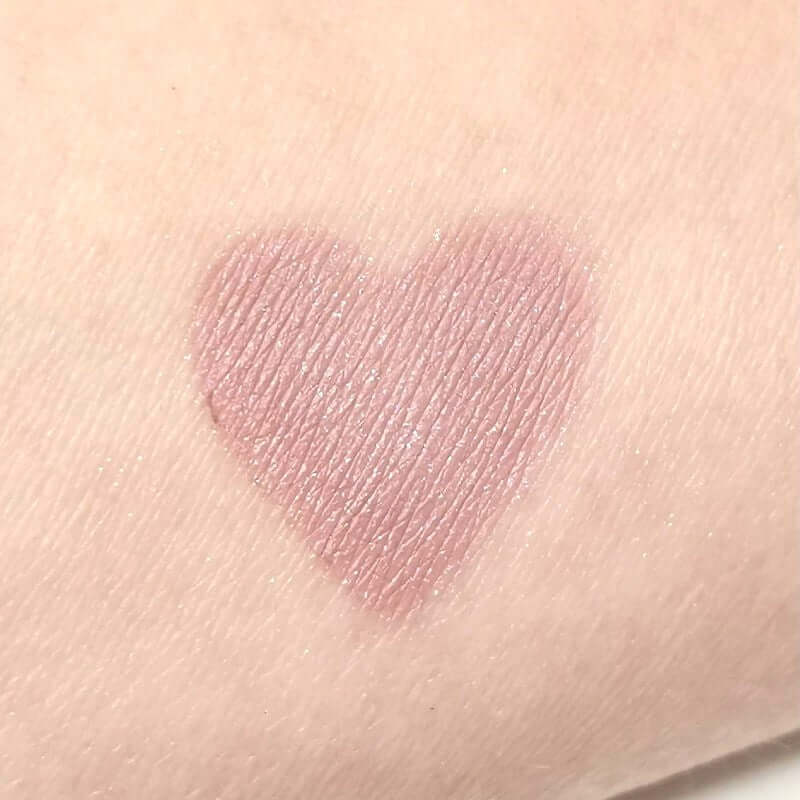 Altrosa Swatch of Slay mit Schimmer auf der Haut