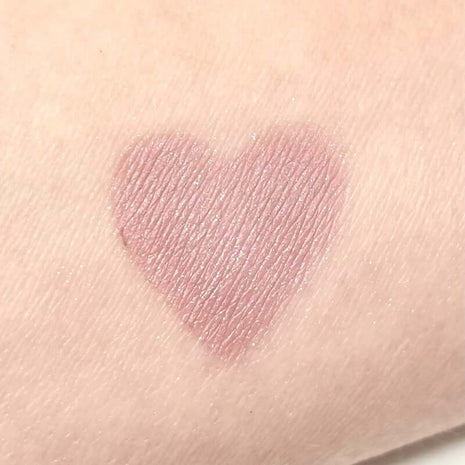 Altrosa Swatch of Slay mit Schimmer auf der Haut