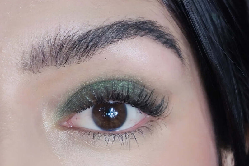 Jungle als dunkelgrüner Eyeshadow auf dem Augenlid