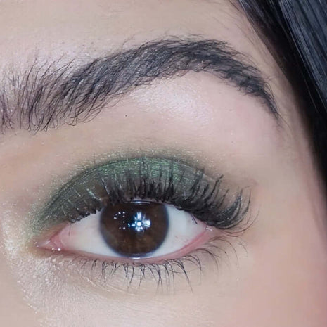Jungle als dunkelgrüner Eyeshadow auf dem Augenlid