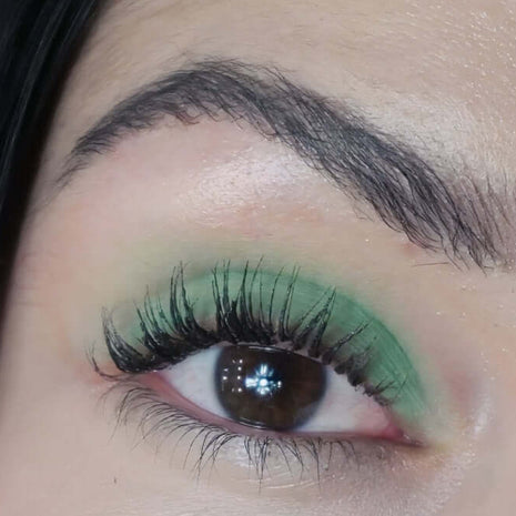 Kiwi Smoothie als mintgrüner Eyeshadow auf dem Augenlid