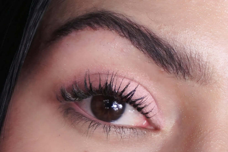 Magic als schimmernder hellrosa Eyeshadow auf dem Augenlid
