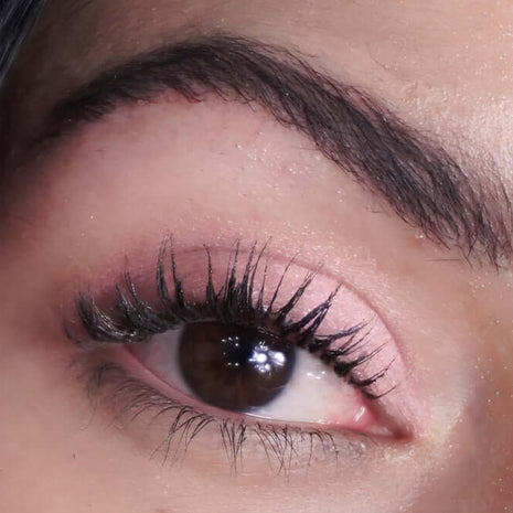Magic als schimmernder hellrosa Eyeshadow auf dem Augenlid