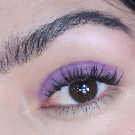 Parade als violettrosa Farbton auf dem Augenlid