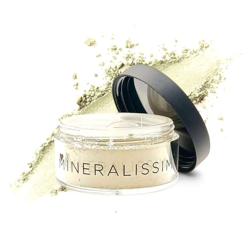 Groene poederprimer in een pot van Mineralissimo, perfect om roodheid te neutraliseren voor een gladde foundation.