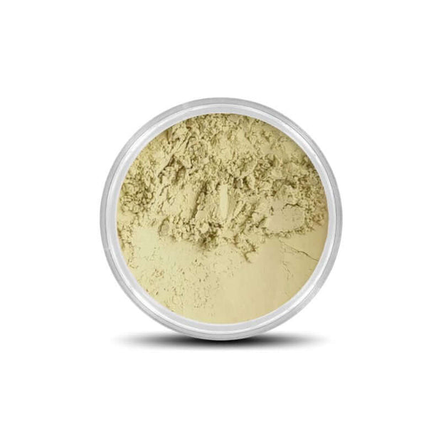 Groene poederprimer in een pot, ideaal voor het neutraliseren van rode vlekken en kalmeren van de huid.